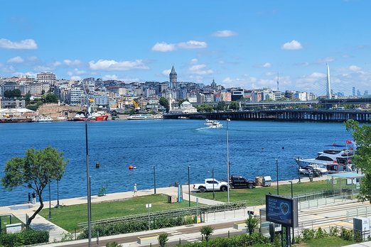 Blick auf goldenes Horn von Kadir Has Universität