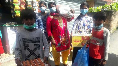 ASHA Schule in Nepal unterstützt Familien der Schüler*innen in der Pandemie.