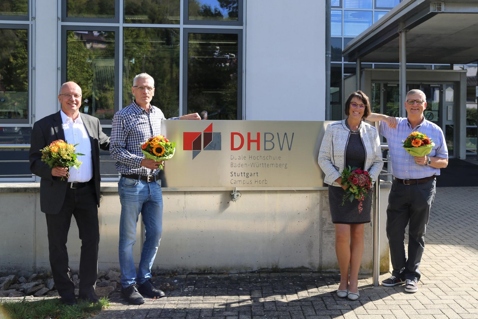 Prof. Dr. Jürgen Gundrum, Ulrich Schneider, Irene Straub, Prof. Dr. Antonius van Hoof vor dem Campus Horb der DHBW Stuttgart