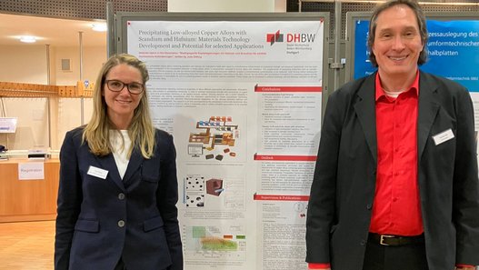 Preisträgerin Dr.-Ing. Julia Dölling und Prof. Dr. Andreas Zilly bei der Posterpräsentation im Rahmen der MEFROM-Konferenz 2025 Dr.-Ing. Julia Dölling steht zusammen mit Prof. Dr. Andreas Zilly vor ihrem Plakat.
