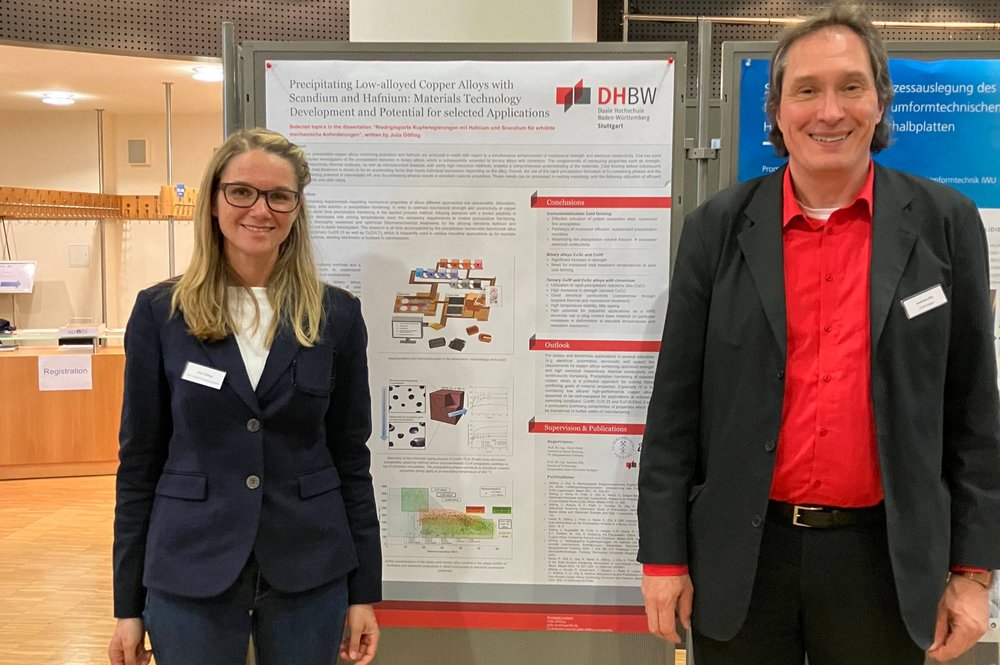 Dr.-Ing. Julia Dölling steht zusammen mit Prof. Dr. Andreas Zilly vor ihrem Plakat.