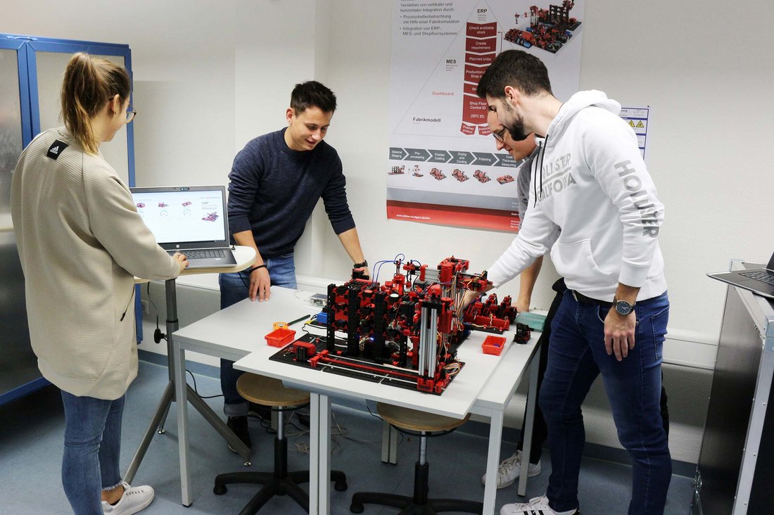 Studierende im neuen Smart Factory Lab