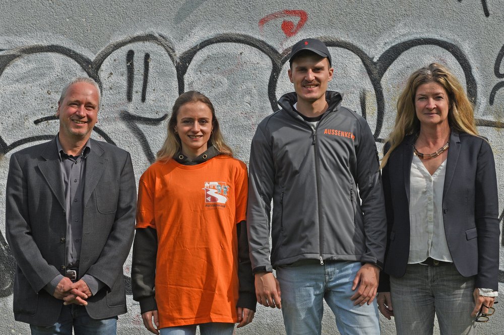 Prof. Dr. Thomas Meyer (links; Studiengangsleiter Soziale Arbeit / Kinder- und Jugendarbeit an der DHBW Stuttgart) und Maike Reinhardt (rechts; Projektleiterin »Kinder fördern - Zukunft stiften«) mit den beiden ersten Studierenden, die ihre Praxisphasen in Namibia absolvieren.
