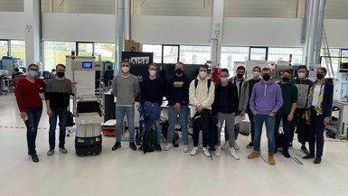 Die Studierendengruppe mit Professorin Hilf (ganz rechts) auf dem Forschungscampus ARENA2036. Gruppenfoto mit den Studierenden und Professorin Hilf