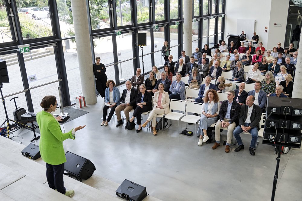 Prof. Dr. Martina Klärle, Präsidentin der DHBW, begrüßt die Besucherinnen und Besucher der 50-Jahr-Feier.