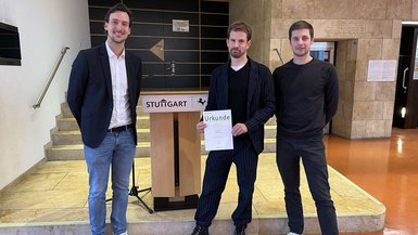 v.l.n.r. Dr. Maximilian Schwing, Prof. Dr. Marc Kuhn, Yannik Knau v.l.n.r. Dr. Maximilian Schwing, Prof. Dr. Marc Kuhn, Yannik Knau. Prof. Kuhn hält die Auszeichnung in der Hand.