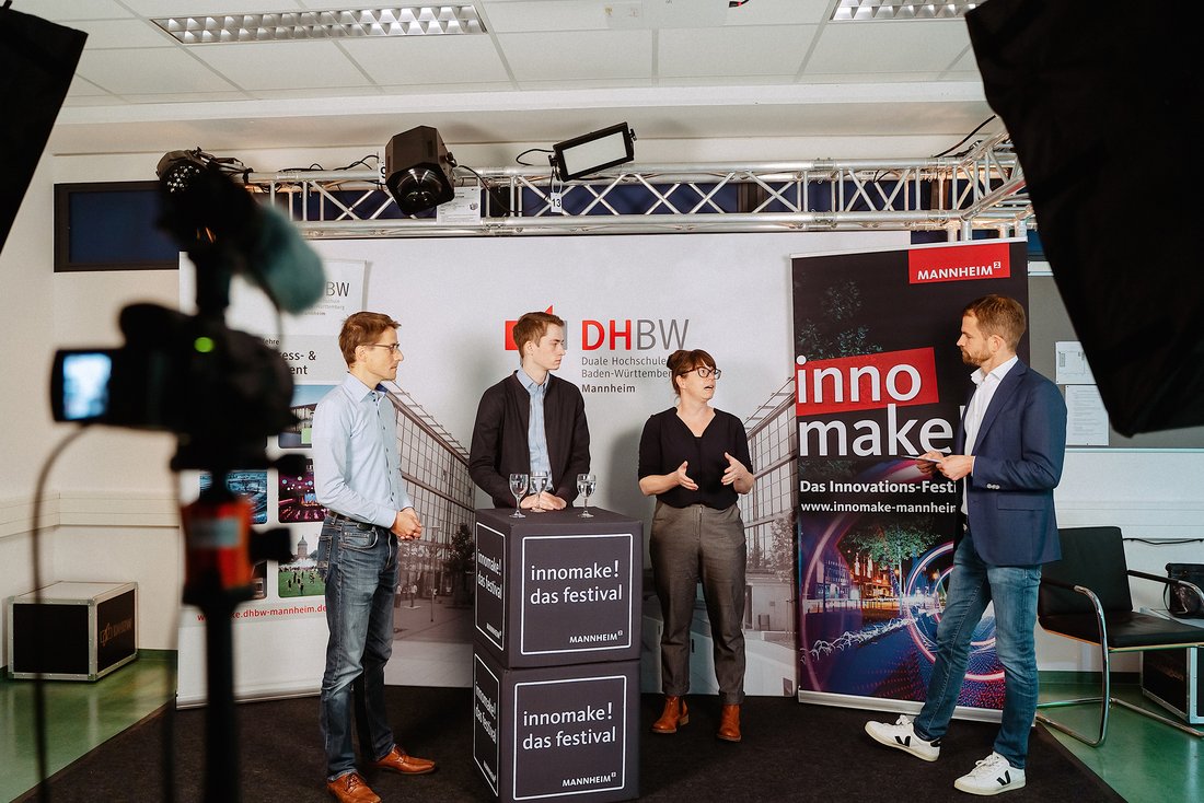 Prof. Dr. Marc Kuhn (INDIS) im Gespräch mit Dr. Matthias Wirtz (Verkehrsclub Deutschland), Felix Rothhagen (BikeTree) und Miriam Caroli (stadtmobil Rhein-Neckar AG)