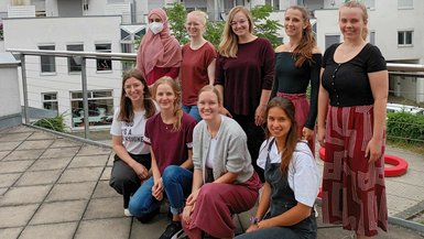 Studentinnen des Studiengangs Angewandte Hebammenkunde beim ersten Science Lunch im Juli 2022 Gruppenfoto mit neun Studentinnen des Studiengangs Angewandte Hebammenkunde auf einer Dachterrasse