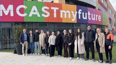 Studierende des Studiengangs BWL-Gesundheitsmanagement besuchten das Malta College of Arts, Science & Technology (MCAST), das am europäischen ERASMUS-Programm teilnimmt. Gruppenbild vor dem Malta College of Arts, Science & Technology (MCAST)