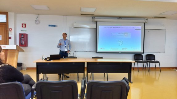 Professor steht vor Leinwand und doziert