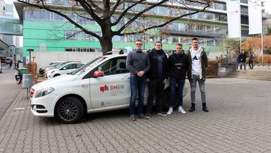 Studierende des Maschinenbaus sind mit der Elektro-B-Klasse unterwegs.