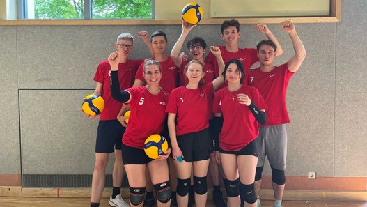 Teilnehmer beim Volleyballturnier v.l.n.r.: (unten) Ellen Henninger, Pauline Rau, Felicitas Blumenthal, (oben) Lukas de Keijzer, Mathis Piehl, Leopold Franke, Maximus Pannwitz, Dennis Goretzki Teilnehmer beim Volleyballturnier v.l.n.r.: (unten) Ellen Henninger, Pauline Rau, Felicitas Blumenthal, (oben) Lukas de Keijzer, Mathis Piehl, Leopold Franke, Maximus Pannwitz, Dennis Goretzki