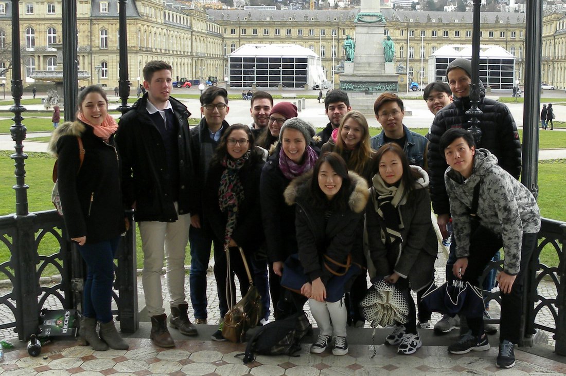 Ausländische und deutsche Studierende erkunden Stuttgart