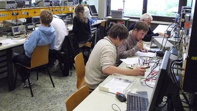 Studierende im Labor Elektrotechnik