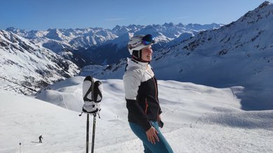 Eine Teilnehmende auf der Ski-Piste bei strahlendem Sonnenschein