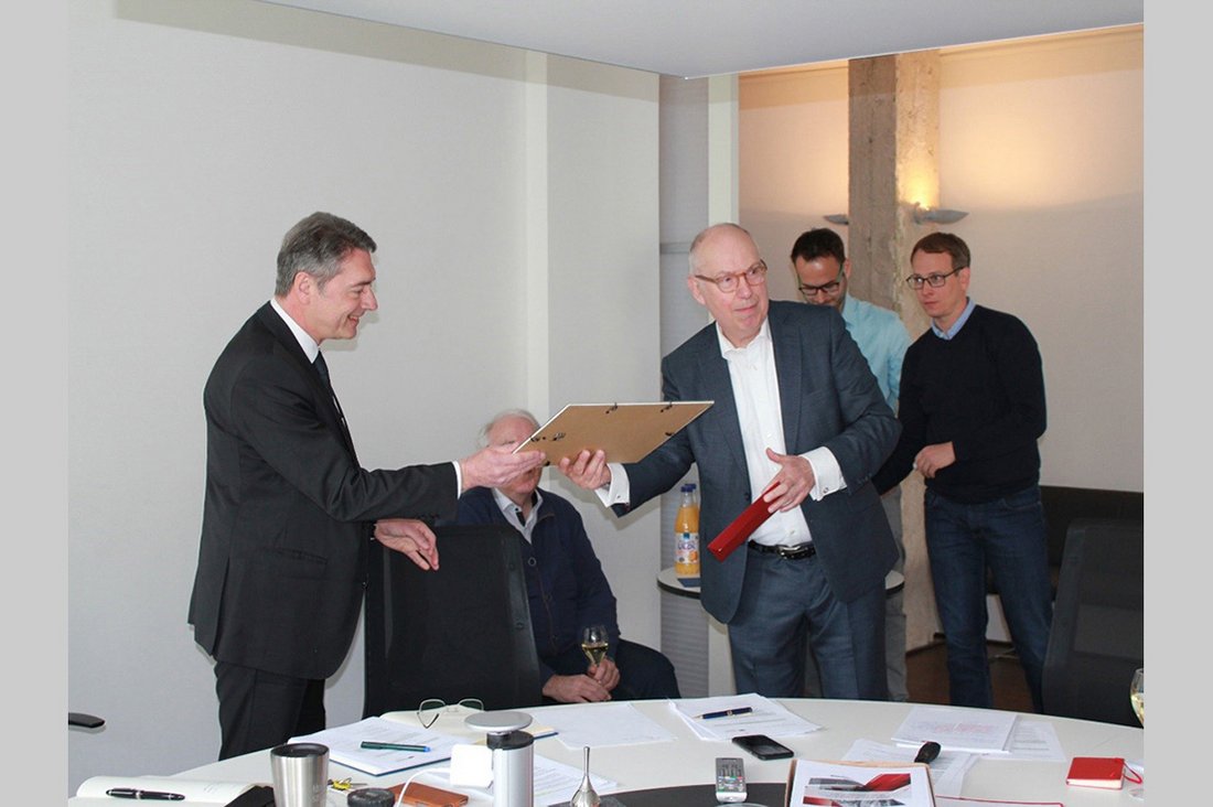 Im Rahmen der Fakultätskonferenz an der Fakultät Wirtschaft der DHBW Stuttgart gratuliert Prof. Dr. Bernd Müllerschön Rektor Prof. Dr. Joachim Weber zum runden Geburtstag.