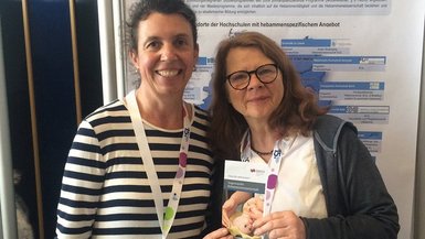 Andrea Bosch (rechts im Bild) und Cornelie Wolf, wissenschaftliche Mitarbeiterinnen im Projekt FEM (Future Education in Midwifery) der DHBW Stuttgart, präsentierten auf dem 15. deutschen Hebammenkongress den Studiengang für examinierte Hebammen.