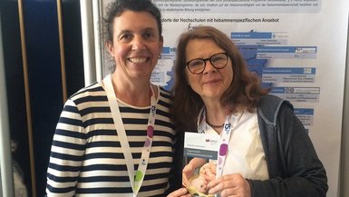 Andrea Bosch (rechts im Bild) und Cornelie Wolf, wissenschaftliche Mitarbeiterinnen im Projekt FEM (Future Education in Midwifery) der DHBW Stuttgart, präsentierten auf dem 15. deutschen Hebammenkongress den Studiengang für examinierte Hebammen. Andrea Bosch (rechts im Bild) und Cornelie Wolf, wissenschaftliche Mitarbeiterinnen im Projekt FEM (Future Education in Midwifery) der DHBW Stuttgart, präsentierten auf dem 15. deutschen Hebammenkongress den Studiengang für examinierte Hebammen.