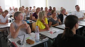 Zuhörende beim Symposium zu aktuellen Themen aus der Pflegeforschung und -praxis Zuhörende beim Symposium zu aktuellen Themen aus der Pflegeforschung und -praxis