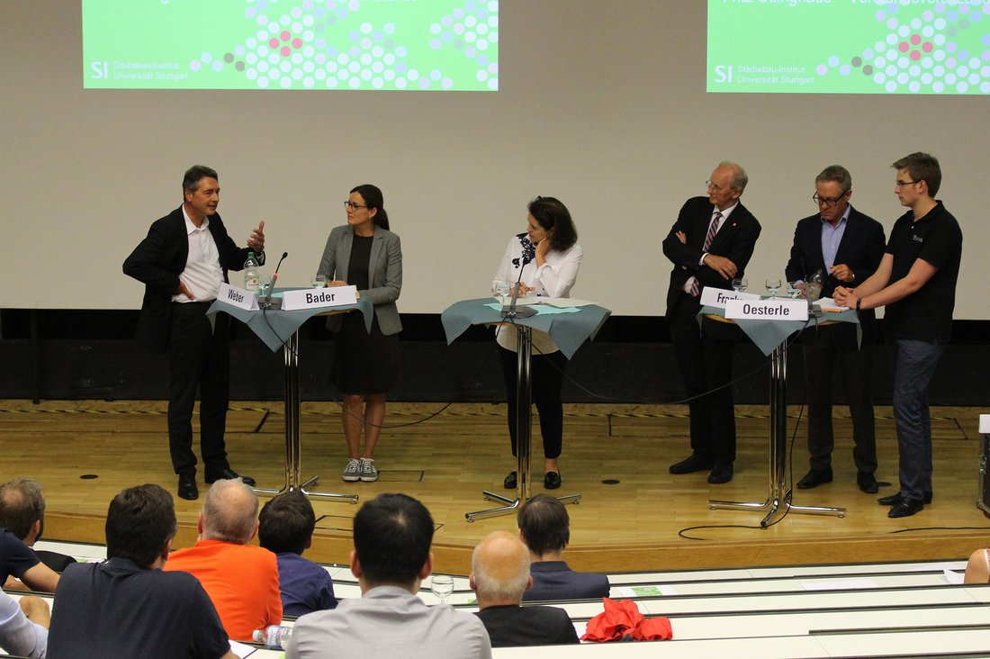 v.l.n.r. Prof. Dr. Joachim Weber, Rektor der DHBW Stuttgart, Prof. Dr. Barbara Bader, Rektorin der Akademie der Bildenden Künste Stuttgart, Amber Sayah, Architekturjournalistin, Prof. Rainer Franke, Rektor der Hochschule für Technik Stuttgart, Prof. Dr. Michael-Jörg Österle, Dekan der Fakultät 10 an der Universität Stuttgart sowie Student Fritz Otlinghaus.