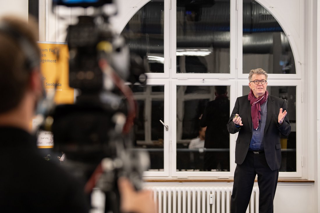 Prof. Dr. Uwe Swoboda beim Livestreaming des 14. Mediensymposiums der DHBW Stuttgart