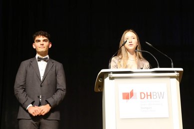 Leon Ajdinovic und Alexandra Volkov bei der Absolventenrede