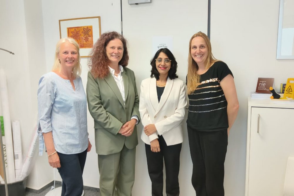 Gruppenbild mit Prof. Dr. Margrit Ebinger, Prof. Dr. Beate Sieger-Hanus, Prof. Dr. Sushma Pandey, Prof. Dr. Bettina Flaiz