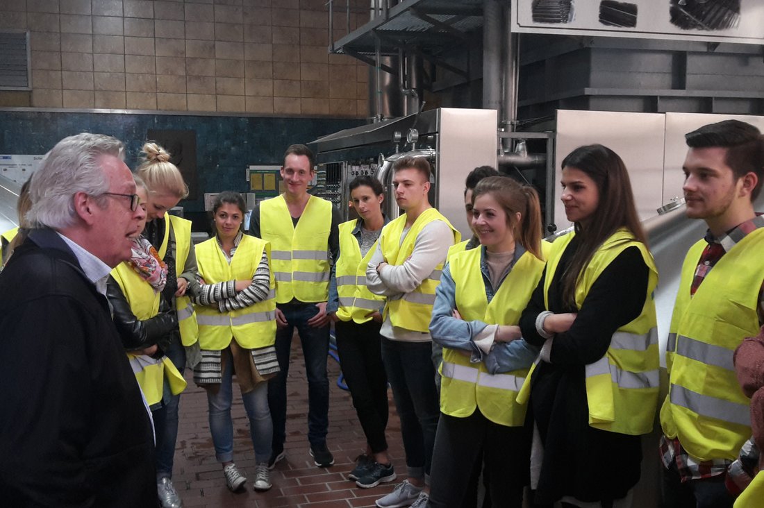 Studierende der DHBW Stuttgart bei der Führung durch die Brauerei.