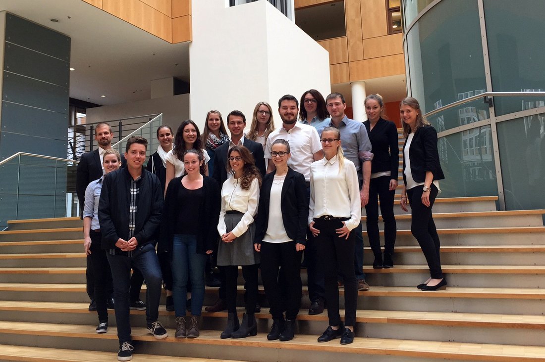 Studierende besuchen mit Beschäftigten des ZEF und Studiengangsleiter Prof. Dr. Marc Kuhn den Bundestag.