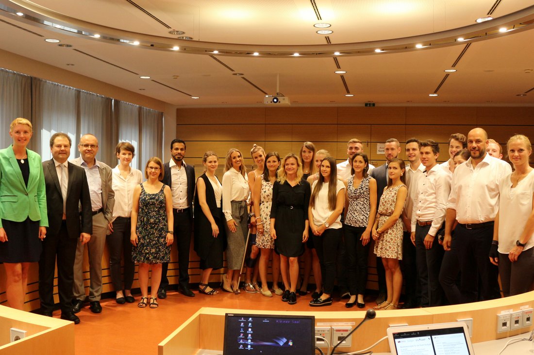 Vertreterinnen und Vertreter der Wirtschaftsförderung Stuttgart und der DHBW Stuttgart mit Studierenden des Studiengangs BWL-Handel.