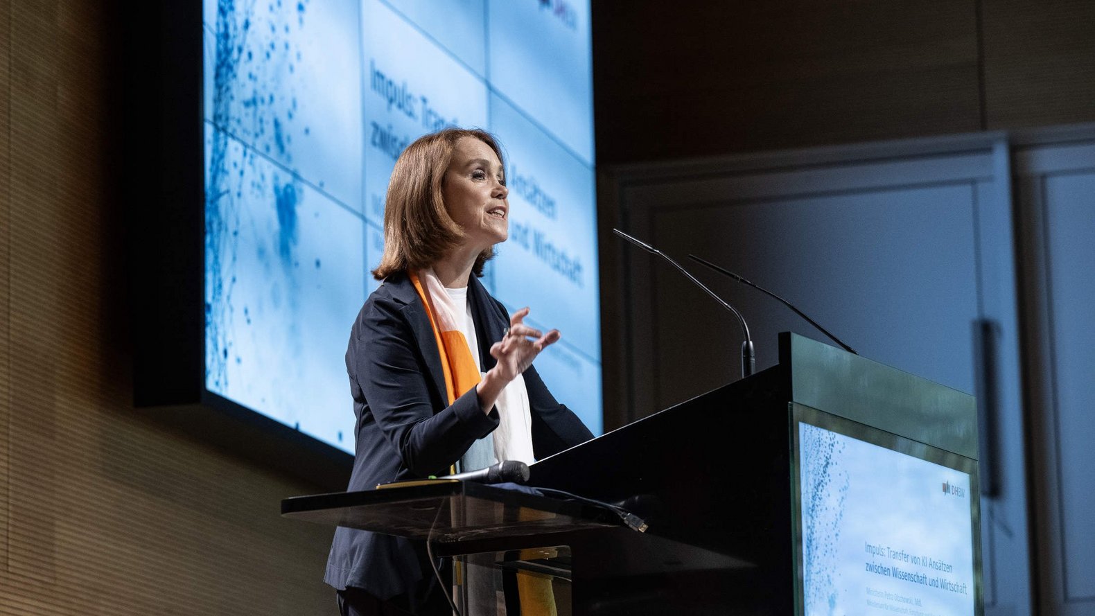Die Baden-Württembergische Wissenschaftsministerin Petra Olschowski hielt den Impulsvortrag auf dem zweiten DHBW AI Transfer Congress (AITC 2023). Die Baden-Württembergische Wissenschaftsministerin Petra Olschowski am Rednerpult