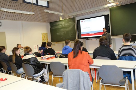 Der SIA-Kurs der Rolf-Benz-Schule Nagold besucht die Vorlesung des DHBW-Absolventen Maximilian Herr über Virtual Reality