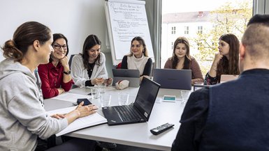 Studierende beim Theorie-Praxis-Projekt zur Leitlinienimplementierung Studierende beim Theorie-Praxis-Projekt zur Leitlinienimplementierung