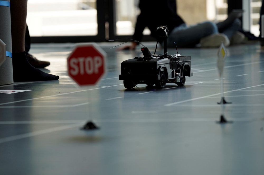 Autonom fahrende Modellfahrzeuge traten bei der CAuDri-Challenge an der DHBW Stuttgart gegeneinander an