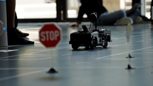 Autonom fahrende Modellfahrzeuge traten bei der CAuDri-Challenge an der DHBW Stuttgart gegeneinander an
