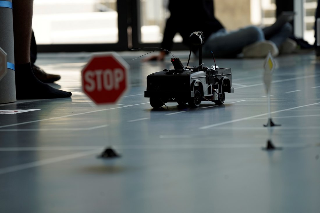 Autonom fahrende Modellfahrzeuge traten bei der CAuDri-Challenge an der DHBW Stuttgart gegeneinander an