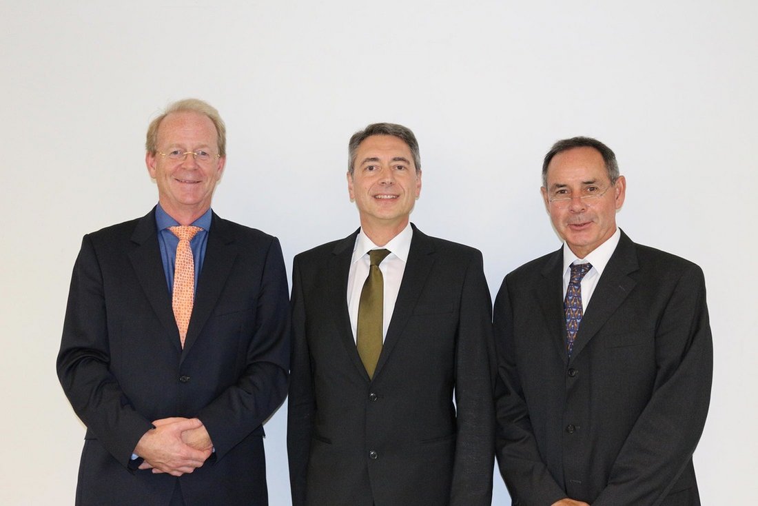 Michael Pfeffer (Malerwerkstätten Heinrich Schmid GmbH & Co. KG), Vorsitzender des Örtlichen Hochschulrats der DHBW Stuttgart (links) und Prof. Arnold van Zyl, Präsident der DHBW (rechts) gratulieren Prof. Dr. Joachim Weber zur Wiederwahl als Rektor.