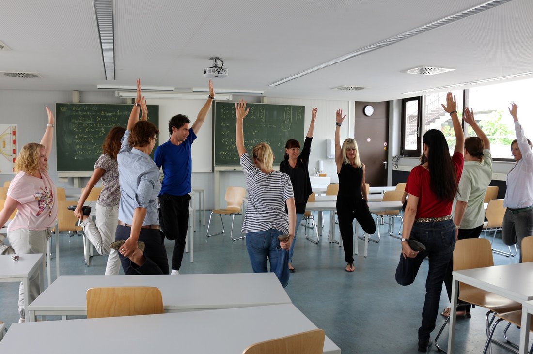 Beschäftigte der DHBW Stuttgart trainieren mit Fitness-Coach Daniel Wüstholz.