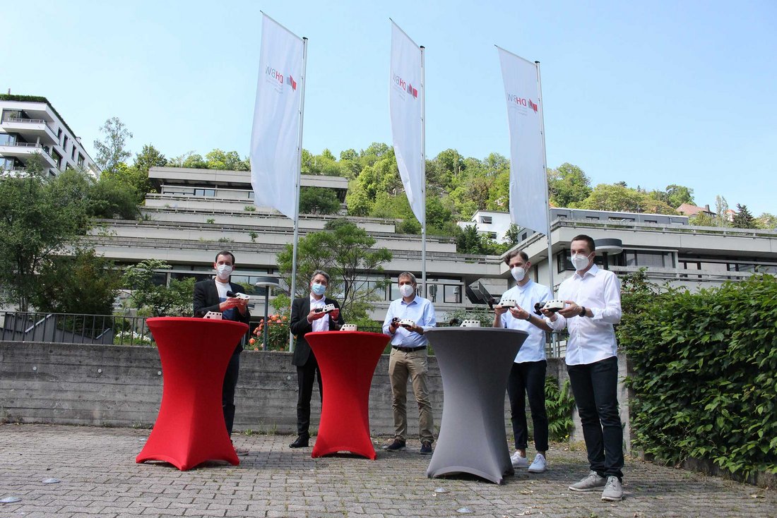 Übergabe weiterer Kesselboxen vor dem Gebäude der DHBW Stuttgart in der Jägerstraße.