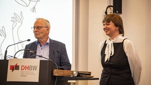 Prof. Dr. Werner Rössle bei der Übergabe des Kommunity-Preises an Susanne Bethancourt Paez