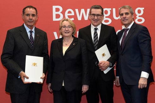 v.l. Prof. Arnold van Zyl, Wissenschaftsministerin Theresia Bauer, Prof. Reinhold R. Geilsdörfer, Wilfried Porth, Vorstand Personal und Arbeitsdirektor, IT & Mercedes-Benz Vans der Daimler AG sowie Vorsitzender des Aufsichtsrates der DHBW (Foto: DHBW / Reiner Pfisterer)