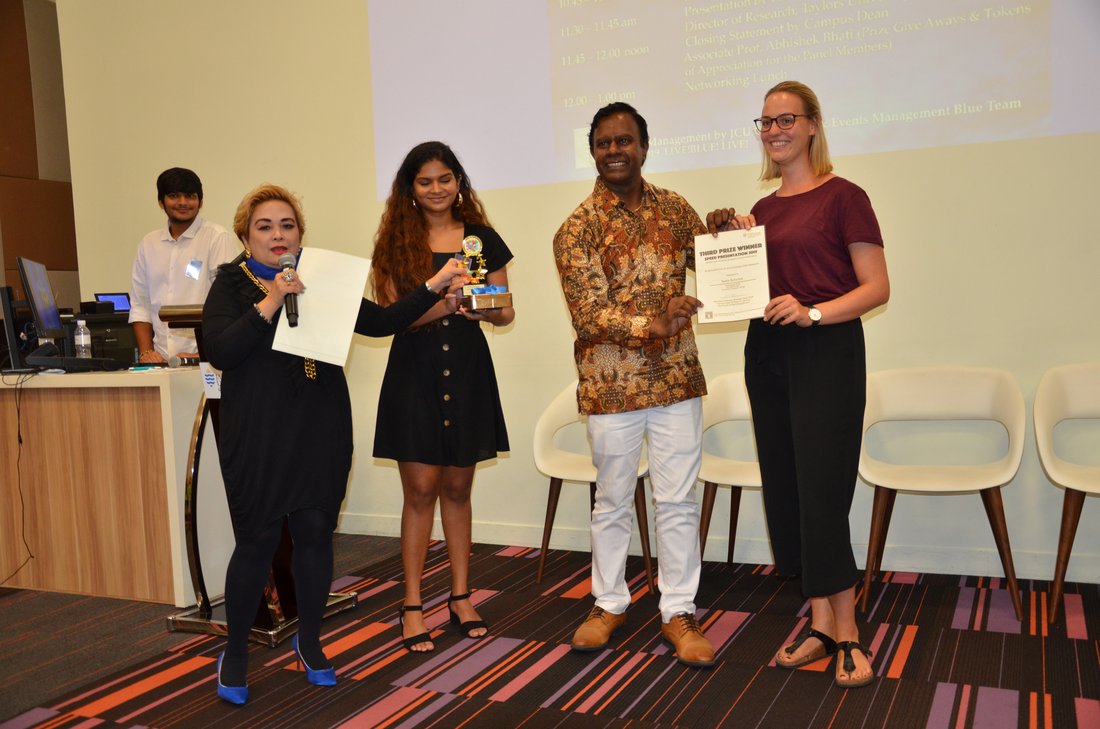 Serafin Fiala und Nadja Bukschat (ganz rechts)  gewinnen Kurzvortragswettbewerb in Singapur.