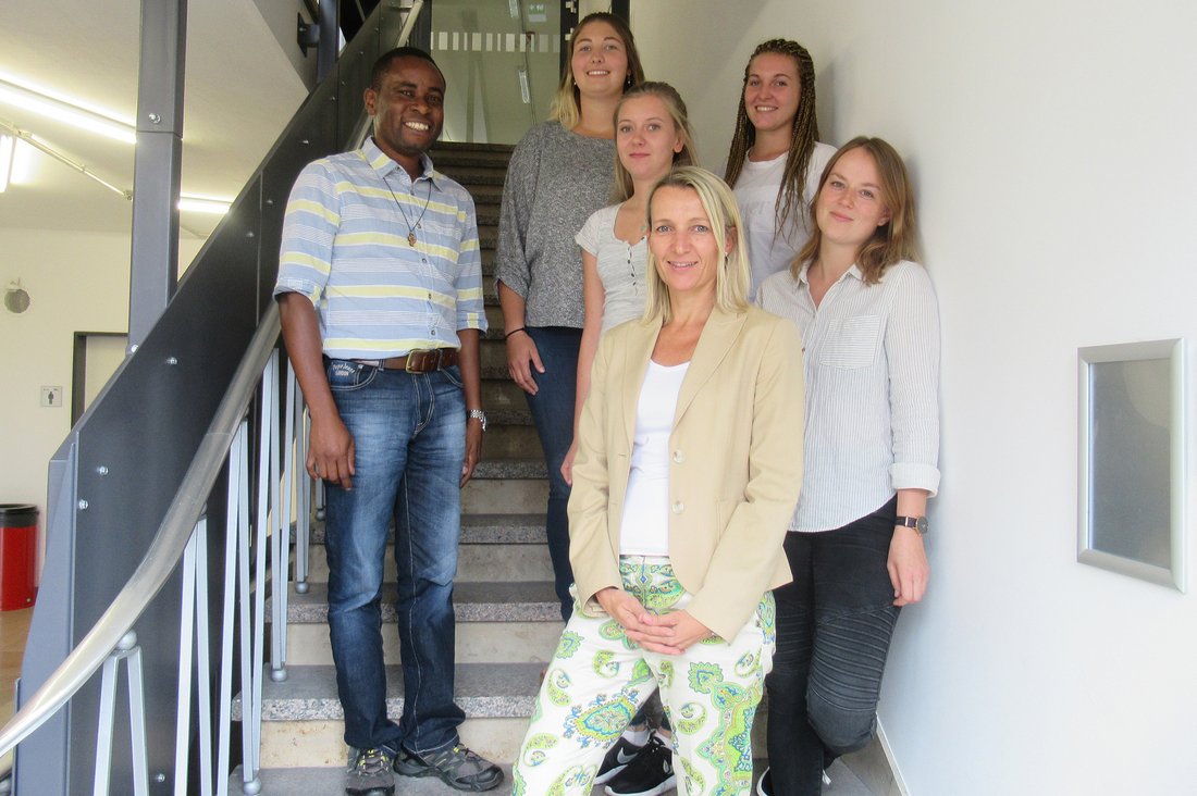 Davies Okombo mit Studierenden der Fakultät Sozialwesen und Doris Kupferschmidt vom ZIK der DHBW Stuttgart