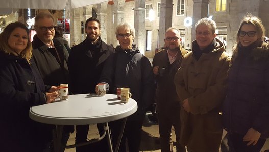 Stoßen auf ein gelungenes Kick-off an: Prof. Dr. Katja Kuhn, Prof. Jorma Säteri, Prof. Dr.-Ing. Jens Helge Bossmann, Prof. Dr. Christian Götz, Prof. Dr. Klaus Homann, Prof. Dominique Deneux sowie Lisa Raab (v.l.n.r.)