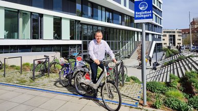 Prof. Dr.-Ing. Harald Mandel, Prorektor für Forschung, Transfer und Nachhaltigkeit sowie Dekan Fakultät Technik, an der RegioRad-Station, für dessen Einrichtung er sich maßgeblich eingesetzt hat.