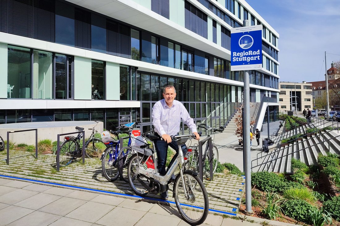 Prof. Dr.-Ing. Harald Mandel, Prorektor für Forschung, Transfer und Nachhaltigkeit sowie Dekan Fakultät Technik, an der RegioRad-Station, für dessen Einrichtung er sich maßgeblich eingesetzt hat.