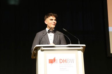 Leon Ajdinovic bei der Absolventenrede