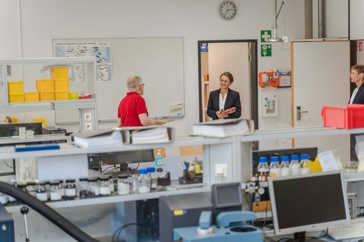 Prof.in Dr. Martina Klärle und Prof. Dr. Bernhard Rief im Labor für Kunststofftechnik