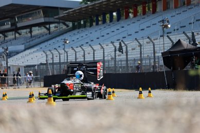 Das Formula Student Team der DHBW Stuttgart mit dem eSleek22 beim Saisonabschluss auf dem Hockenheimring.