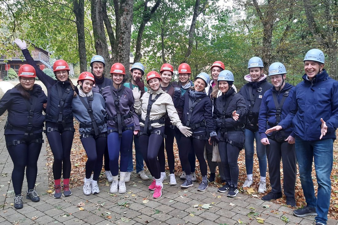 Studierende des Studiengangs BWL-Gesundheitsmanagement beim Teambuilding-Event auf der Schwäbischen Alb